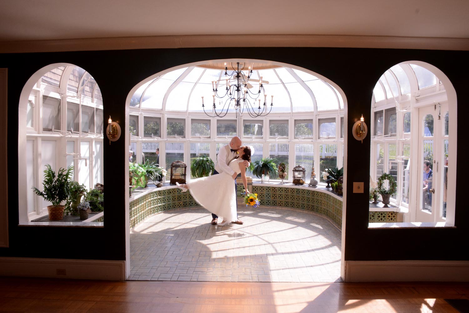 wedding couple in dip pose