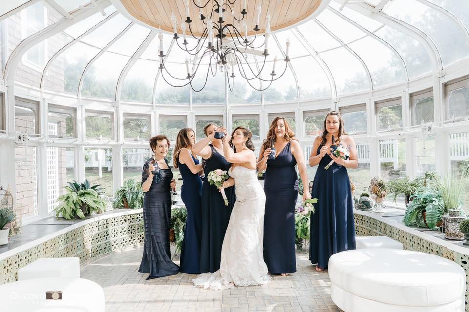 tarrywile-hikers-bride-chugs-drink-with-bridesmaids