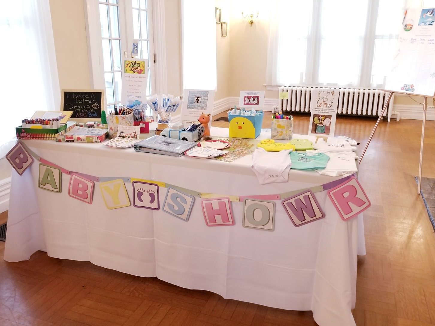 table-with-baby-shower-cards